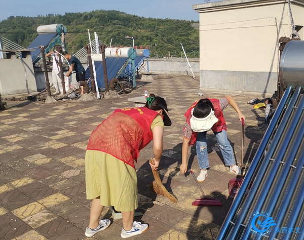 青年党员清理家属院楼顶卫生1.jpg