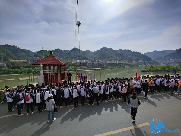 石泉站工作人员为师生讲解水文知识 (3).JPG