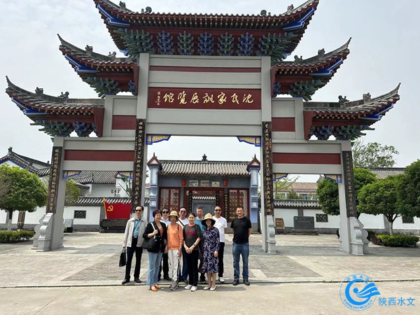 退休支部党员合影留念.JPG
