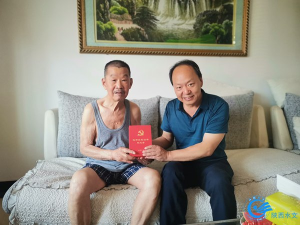 颁发光荣在党50年纪念章2.jpg