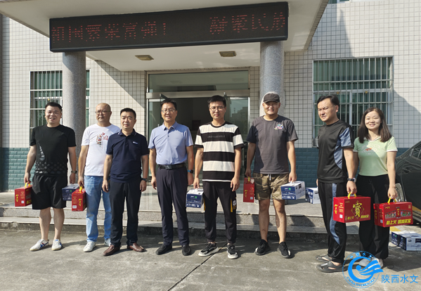 为安康站职工送上解暑慰问品.png