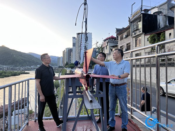 王建军书记查看石泉水文站水文缆道设备.JPG