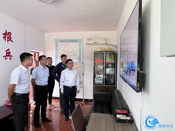 国家防办工作组查看智能化缆道测流系统运行情况.JPG