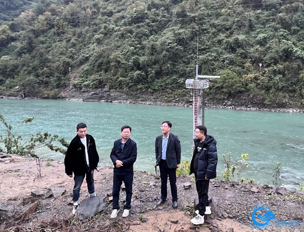 巨兴顺查看提档升级配备的监测仪器等情况.JPG