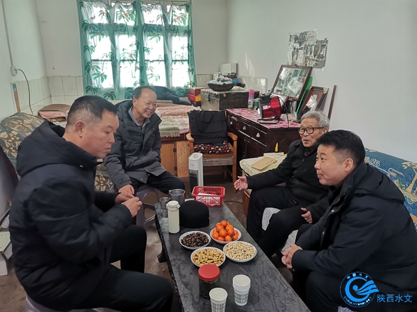看望慰问退休职工王俊杰 - 副本.jpg
